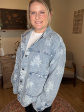Load image into Gallery viewer, Rose Printed Washed Denim Jacket