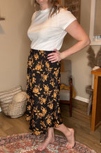 Load image into Gallery viewer, Button Waist Floral Skirt