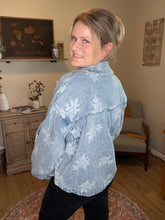 Load image into Gallery viewer, Rose Printed Washed Denim Jacket