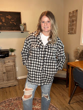 Load image into Gallery viewer, Black Plaid Print Buttoned Tunic Shacket