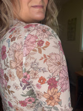 Load image into Gallery viewer, Floral Print Mesh Knit Top